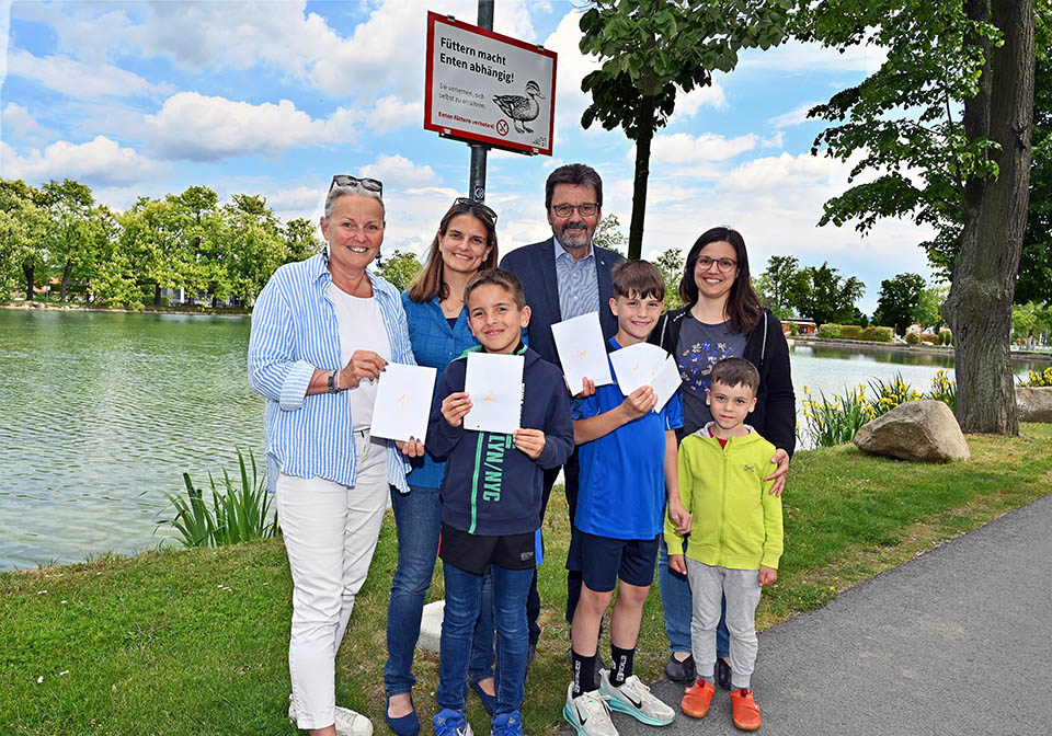 StR Maria van Dyck, StR Evelyn Schmidt, Bgm. Gerhard Lentschig und Anna-Sophia Lichtenegger (hinten v. l.) Gezogen haben: Julian Schmidt, David Soos, und Jonathan Soos (vorne v. l.) Foto: Hohenegger